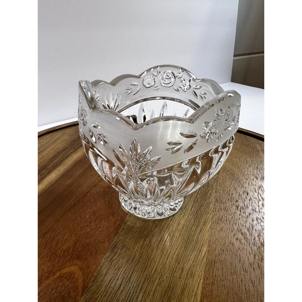 Oneida Crystal Potpourri/Candle Bowl Southern Garden‎ Scallop Frosted Floral Rim - Picture 2 of 6